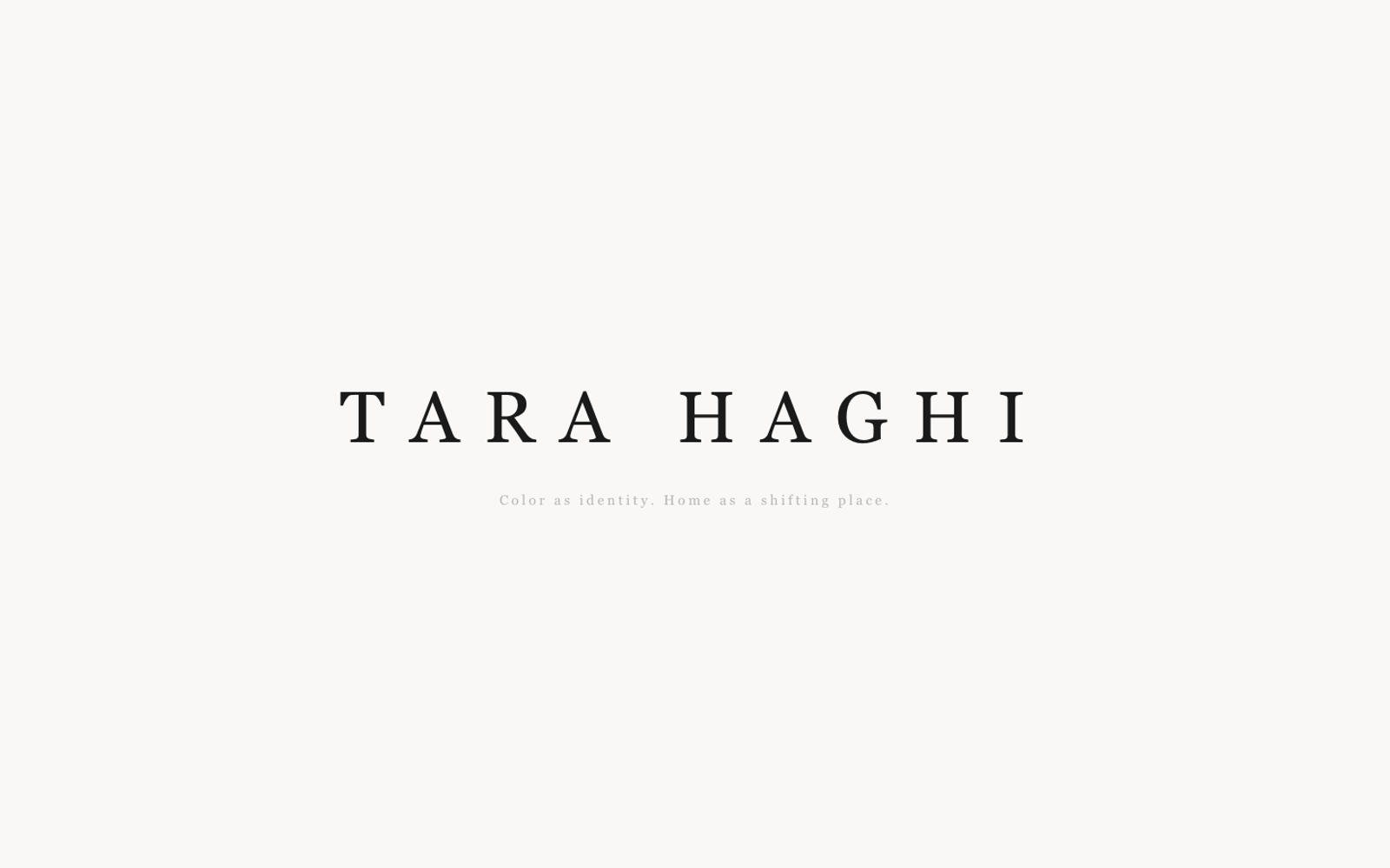 Homepage van Taranest met de naam Tara Haghi groot en rustig op een lichte achtergrond